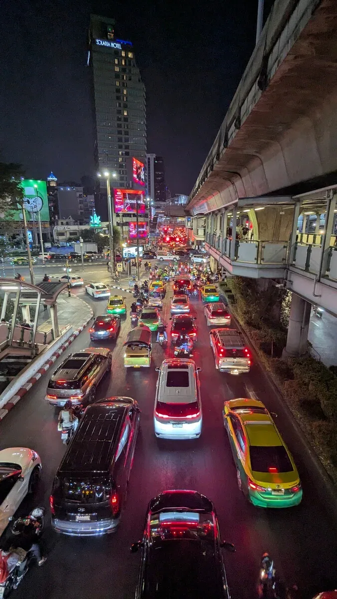 Stadtverkehr abends in Bangkok