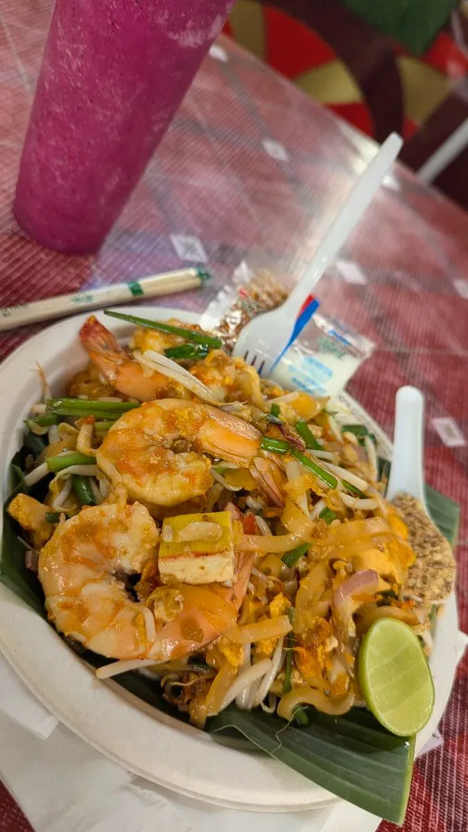 Pad Thai mit Shrimps am Street Food Market