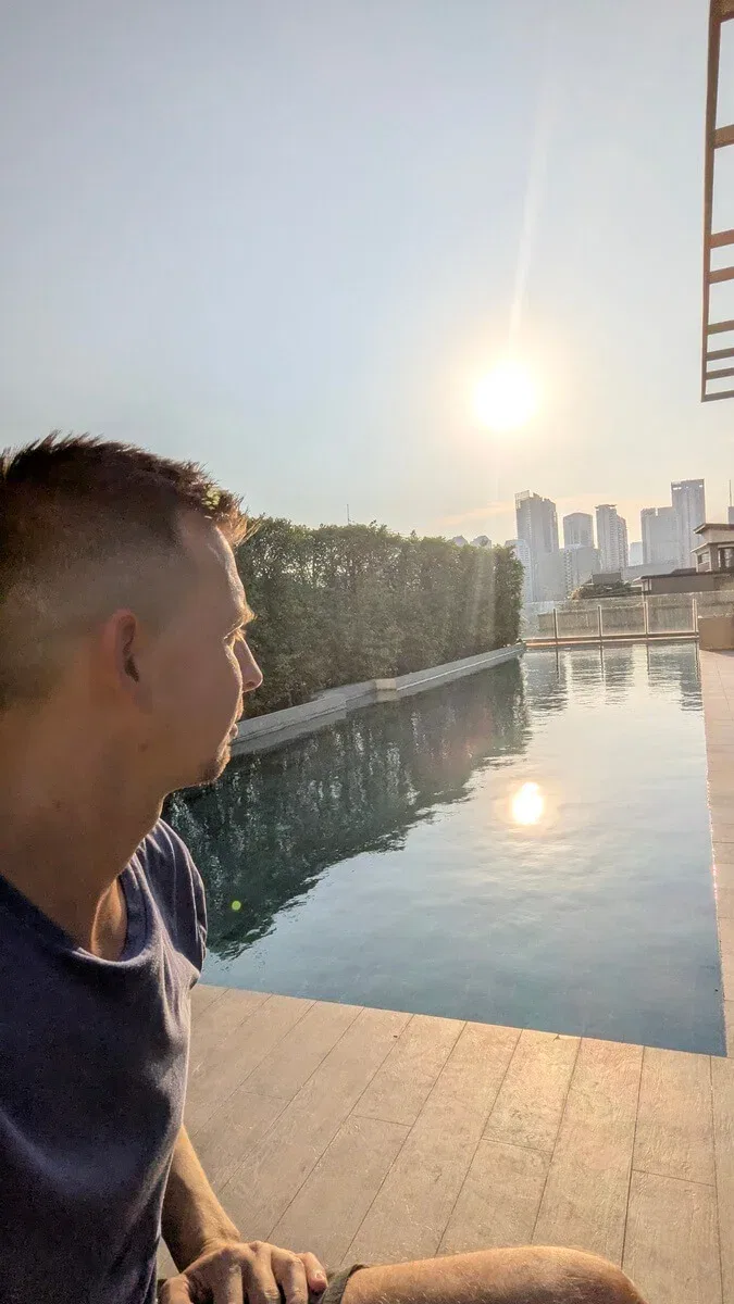 Ein Blick auf die Skyline am Pool in Bangkok