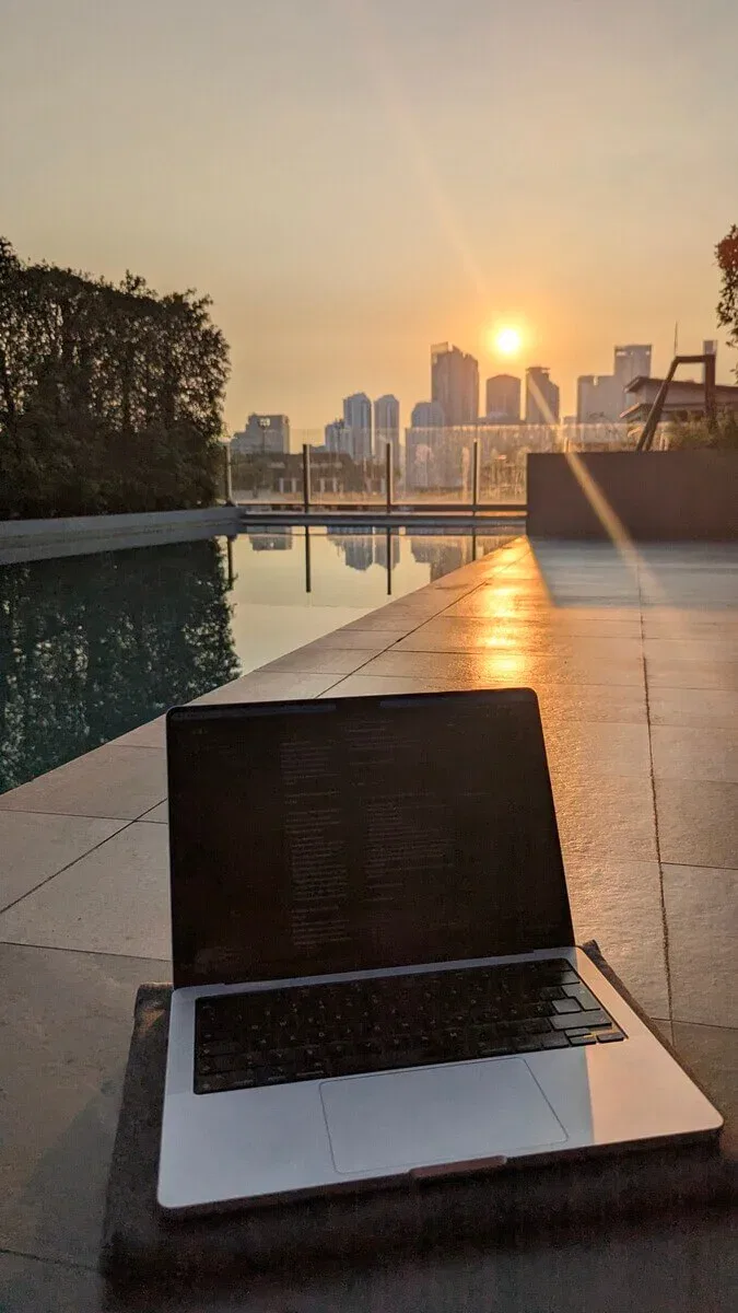 Laptop am Rooftop Pool in Bangkok