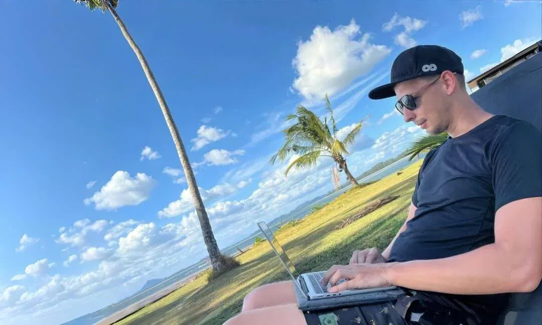 Mit dem Laptop am Strand arbeiten