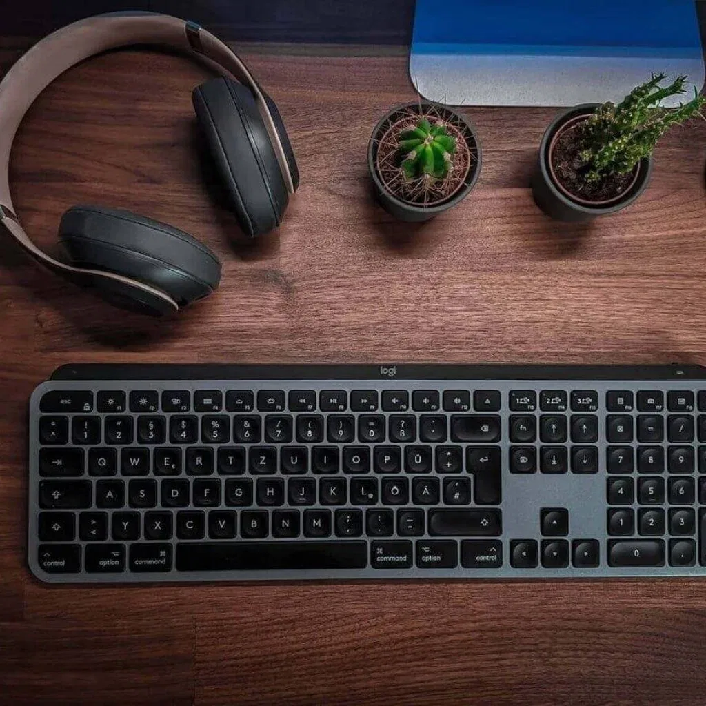 BG-desk-3-1.jpg